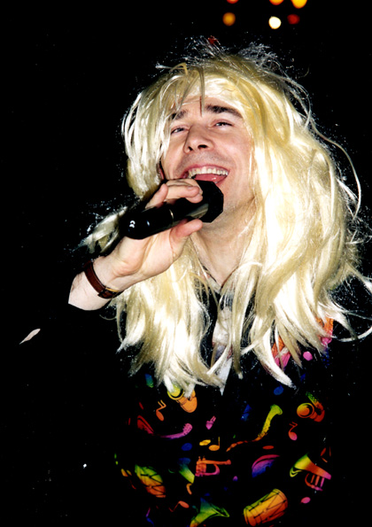 Photo de Gérard COUSSEAU avec une perruque blonde